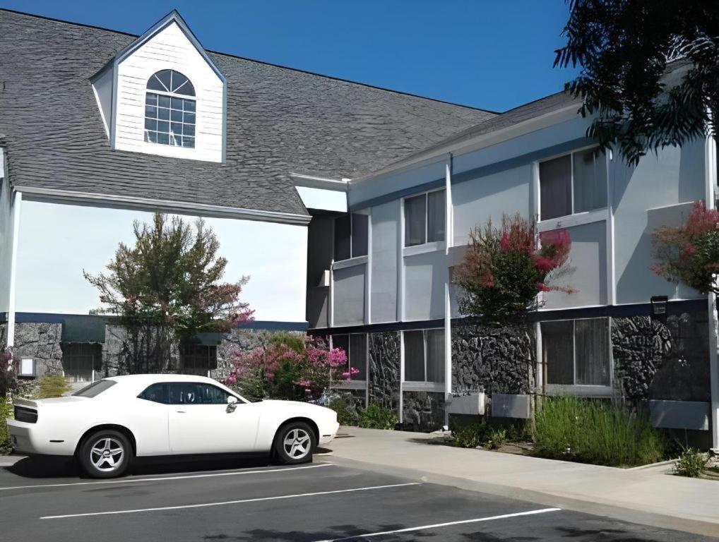 Quality Inn Fresno Yosemite Airport Екстериор снимка