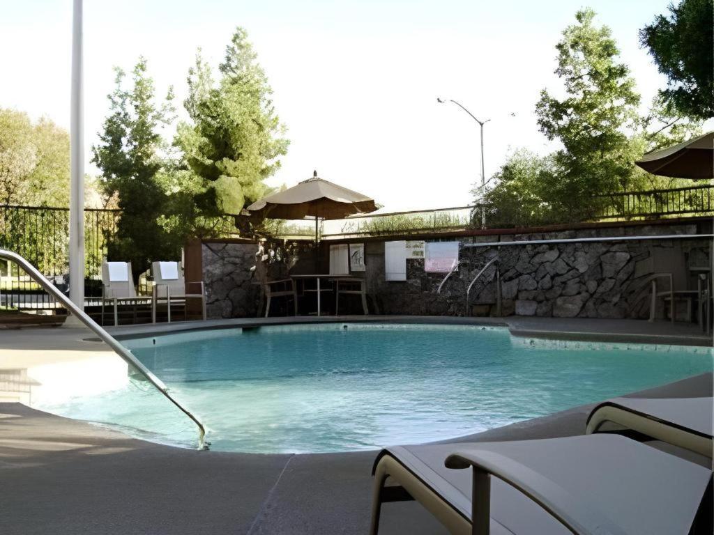 Quality Inn Fresno Yosemite Airport Екстериор снимка