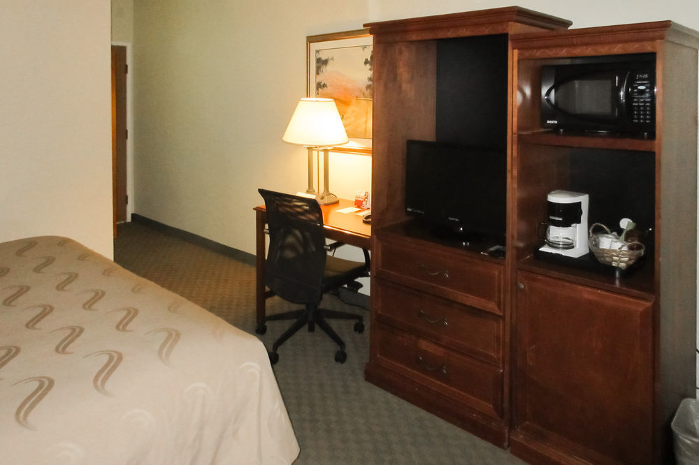 Quality Inn Fresno Yosemite Airport Екстериор снимка