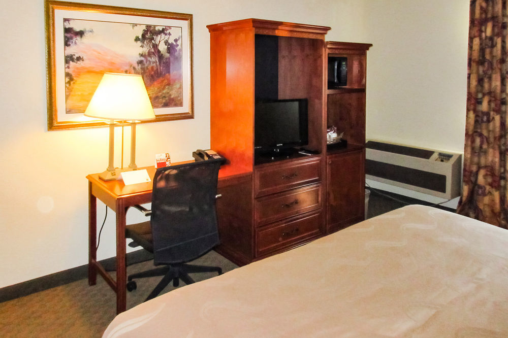 Quality Inn Fresno Yosemite Airport Екстериор снимка